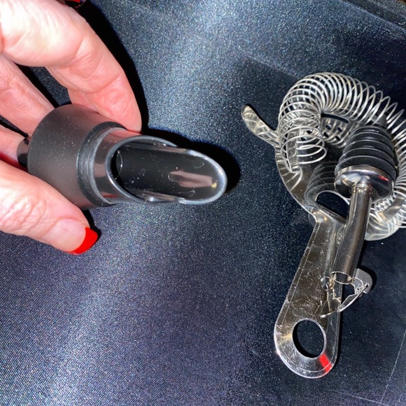 4 Bar Tools: strainer, pourer, aerator, stopper - Picture 8 of 14